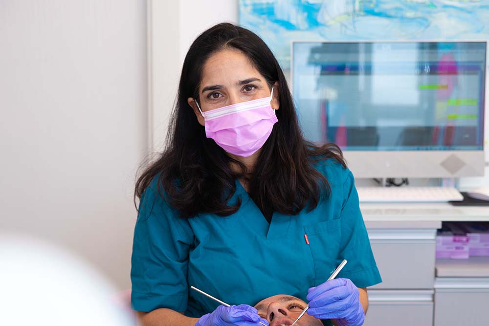 ד"ר קרן שם-טוב יונה מומחית למחלות חניכיים