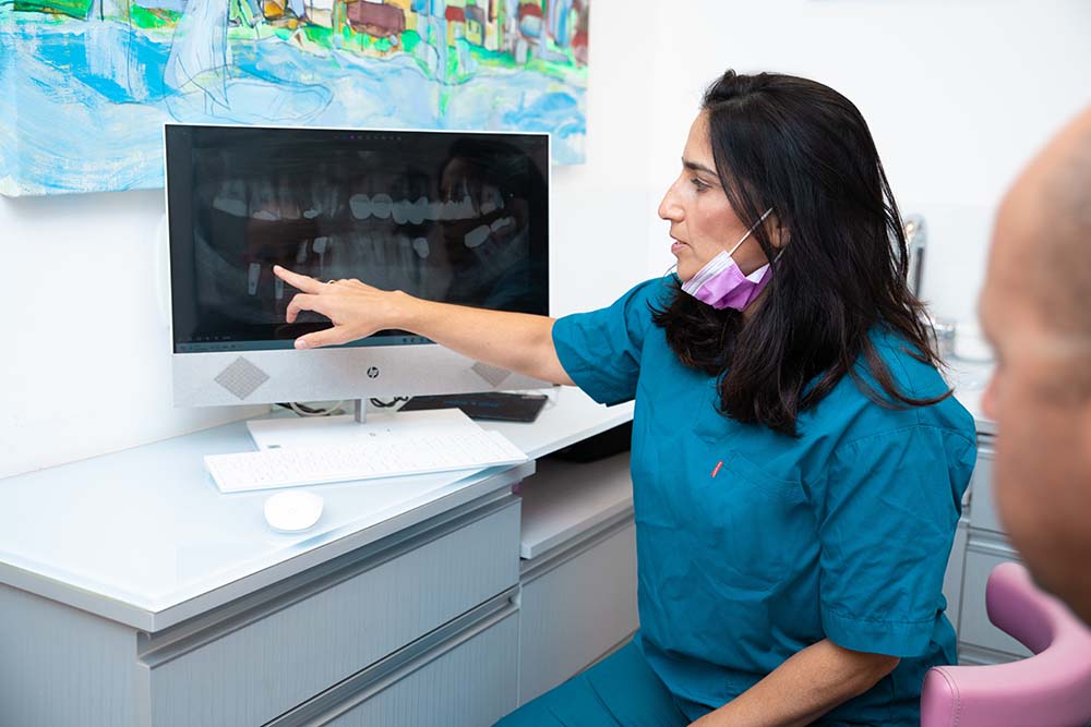 ד"ר קרן שם-טוב יונה מומחית למחלות חניכיים