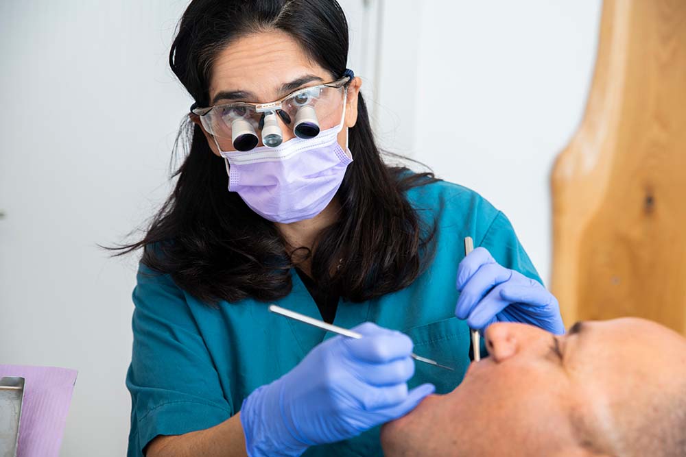 ד"ר קרן שם-טוב יונה מומחית למחלות חניכיים