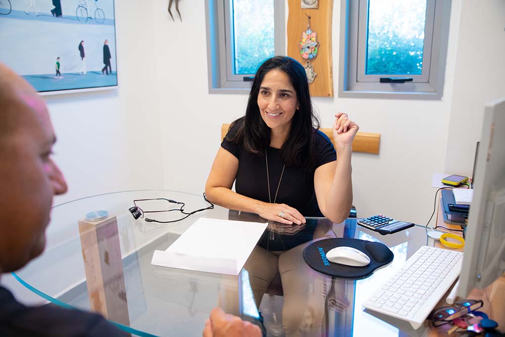 ד"ר קרן שם-טוב יונה מומחית למחלות חניכיים