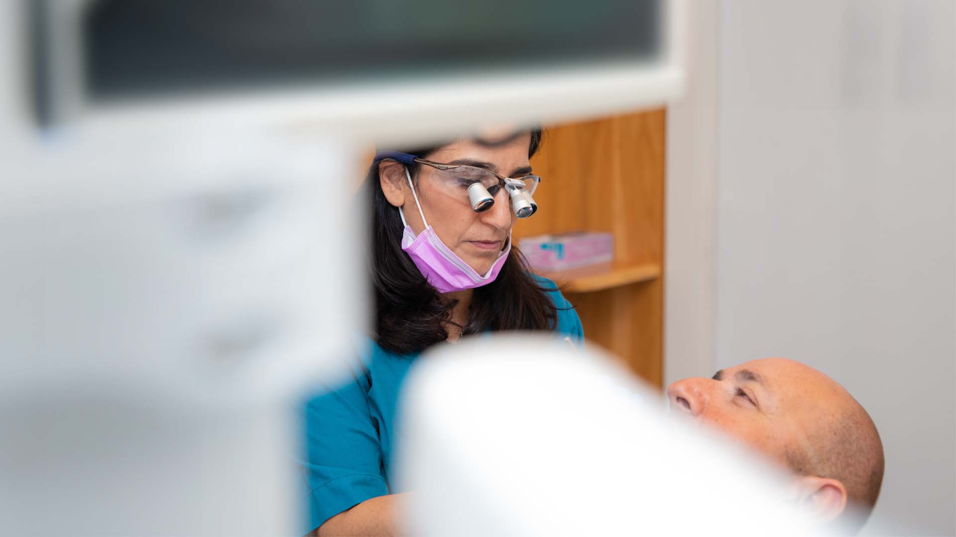 ד"ר קרן שם-טוב יונה מומחית למחלות חניכיים